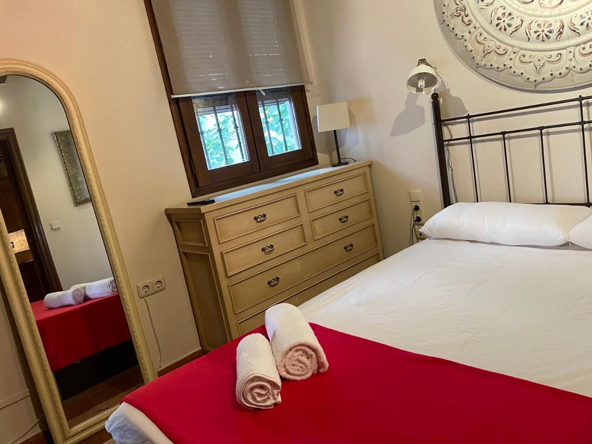 Sleep In Historic Puerta Elvira — Photos 1